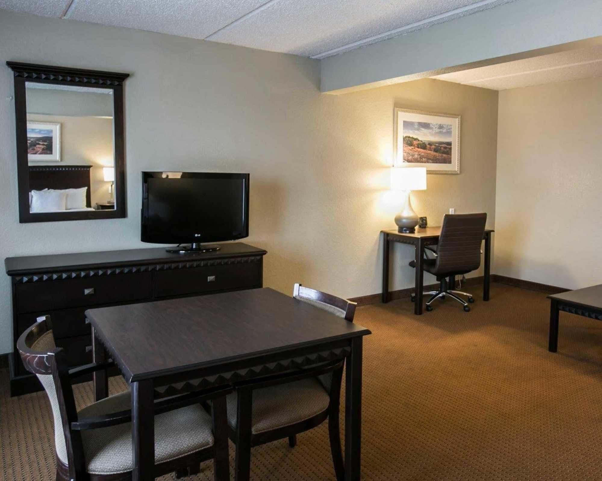 Comfort Suites Austin Airport Exterior foto